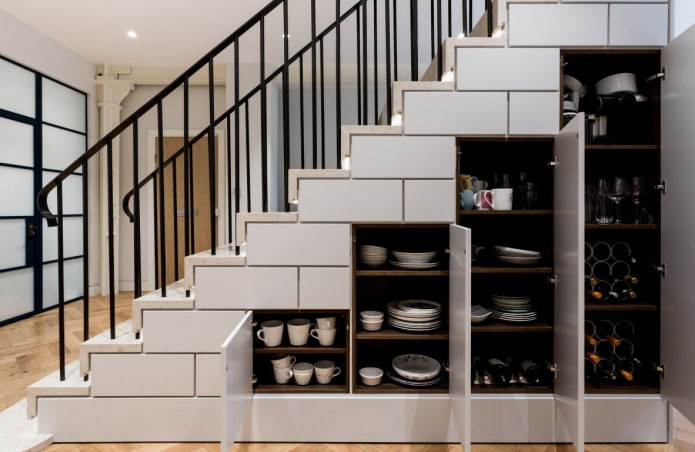 iç merdiven boşluğu altında mutfak eşyaları için dolap