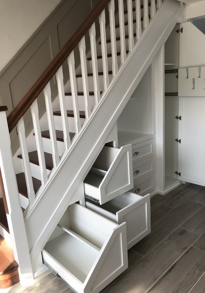 armoire avec tiroirs sous la cage d'escalier