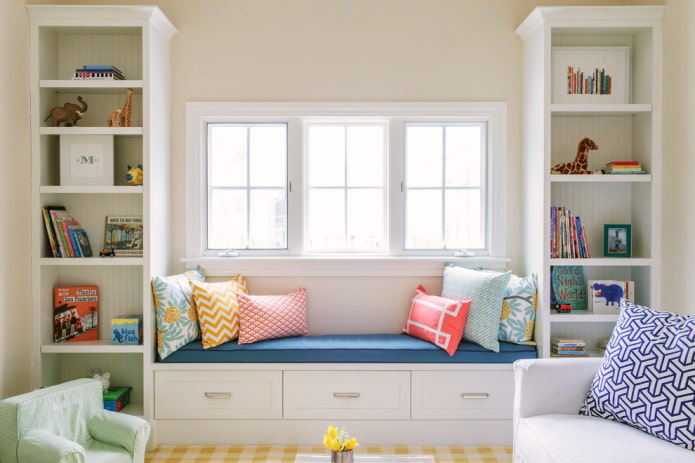 armoire avec un canapé autour de la fenêtre à l'intérieur