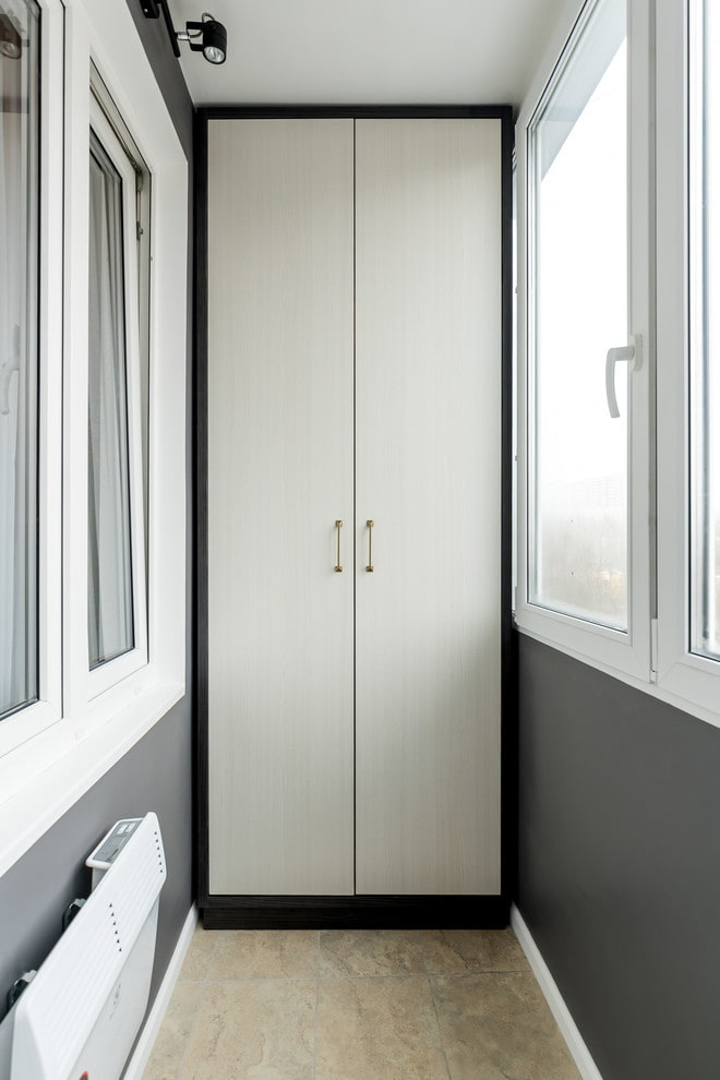 Λευκή ντουλάπα με πόρτες