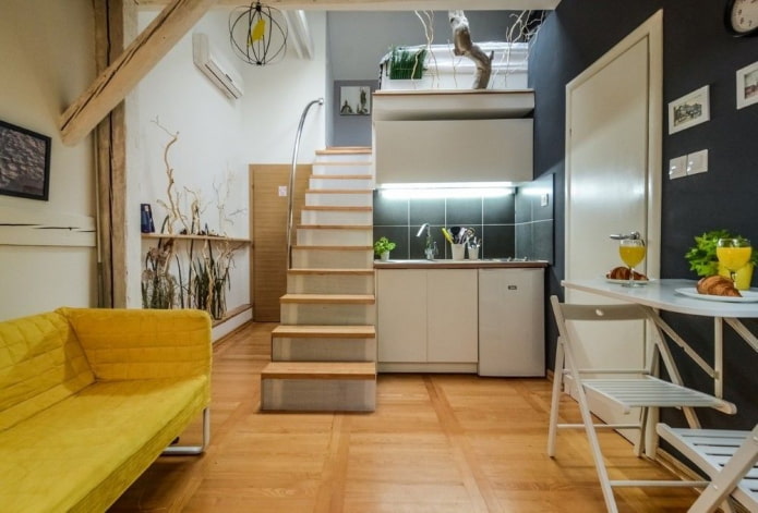 interiorul unui apartament cu două niveluri