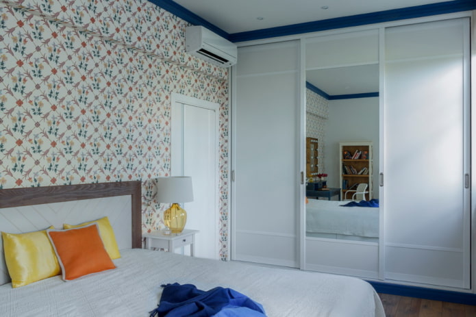 garderobe med speilvendt fasade i det indre av soverommet