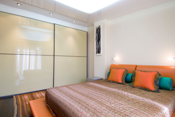 Kleiderschrank mit glänzender Fassade im Schlafzimmer