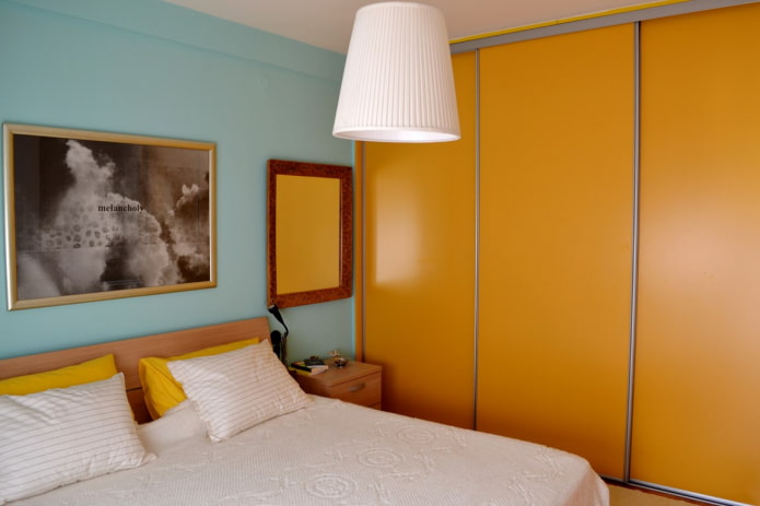 ตู้เสื้อผ้าสีส้มในการตกแต่งภายในห้องนอน