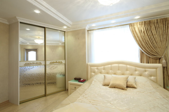 szafa z lustrzaną fasadą we wnętrzu sypialni