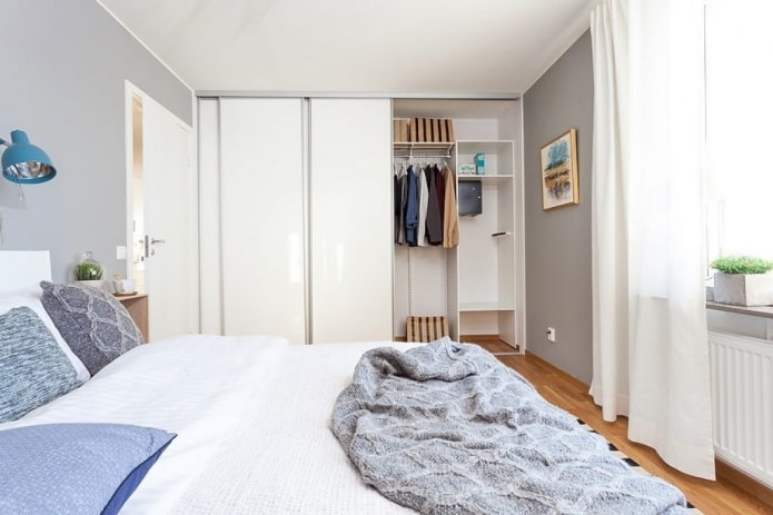 Garderobe i det indre af soveværelset i skandinavisk stil