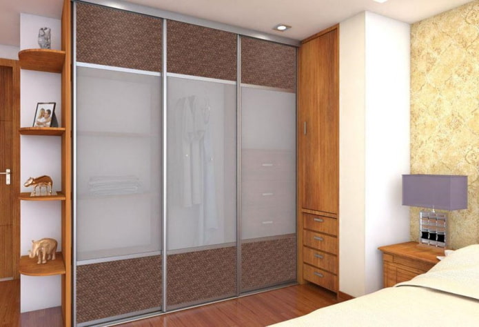 гардероба са фасадом од ратанског украса у спаваћој соби