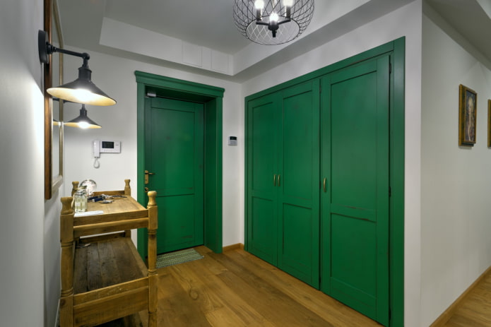 armário verde no interior do corredor