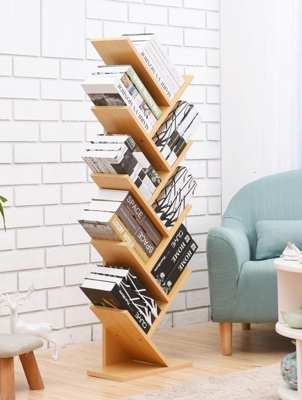 Półki na książki w kształcie choinki we wnętrzu