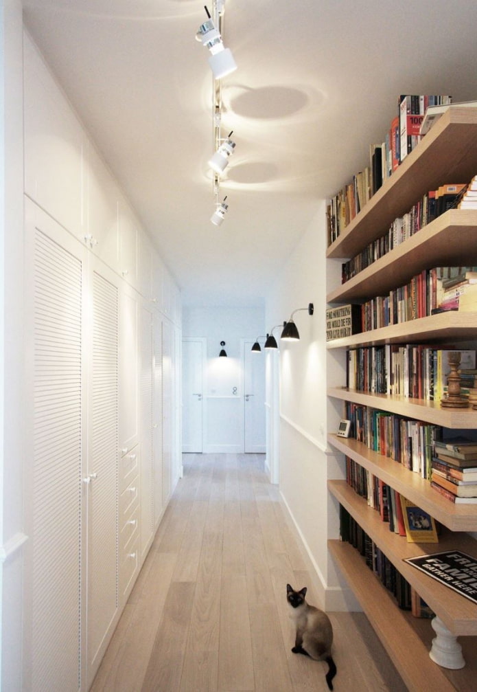 рафтове за книги във вътрешността на коридора