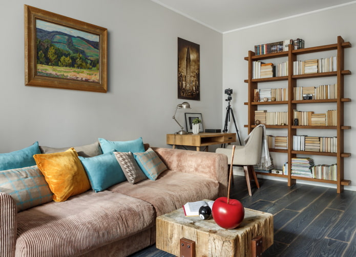 dřevěné police na knihy v interiéru obývacího pokoje