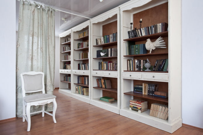 rafturi de cărți în interiorul stilului provencez