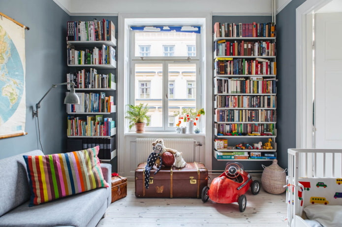 prestatges penjants per a llibres a l’interior