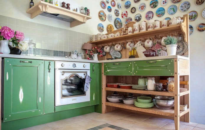 рафтове в кухненски интериор в стил кънтри