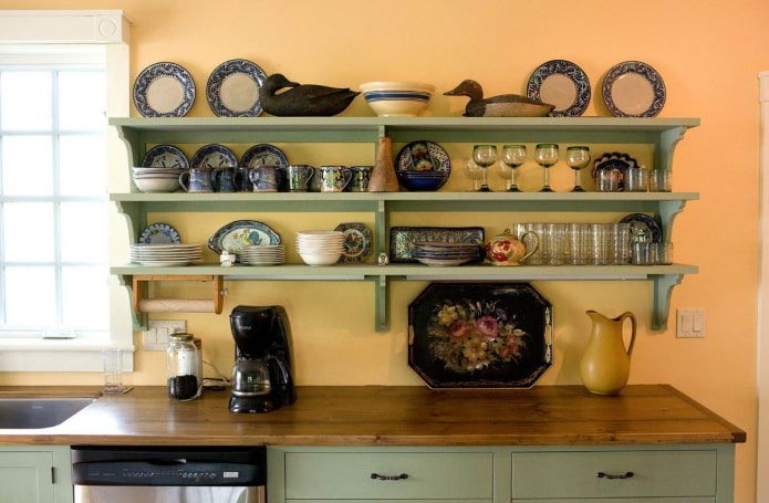 estantes en un interior de cocina de estilo rústico