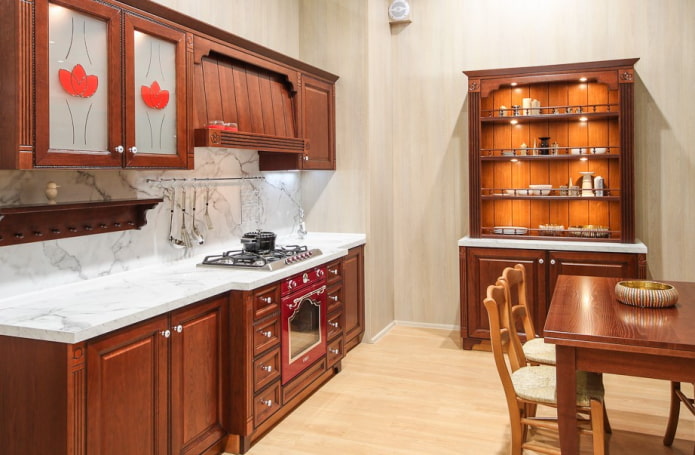 Regale im Inneren der Küche im klassischen Stil