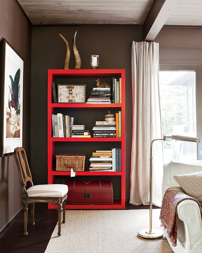червена шкафче за книги в интериора