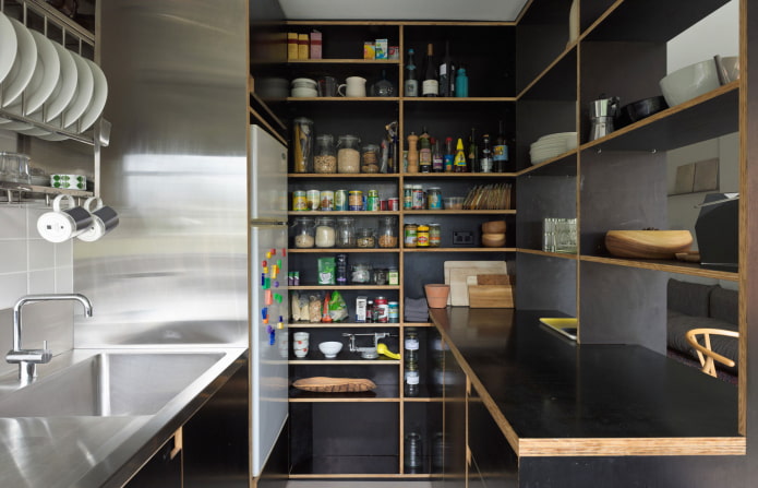 diseño de estantería en el interior de la cocina