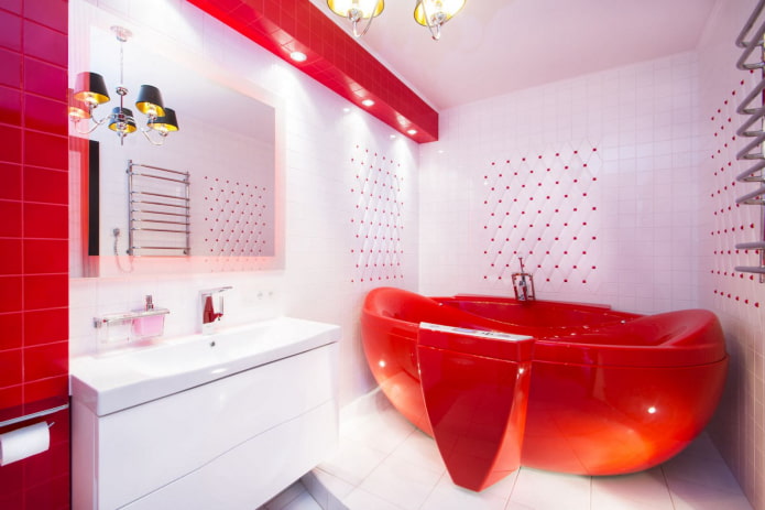 kúpeľňa v červených a bielych odtieňoch
