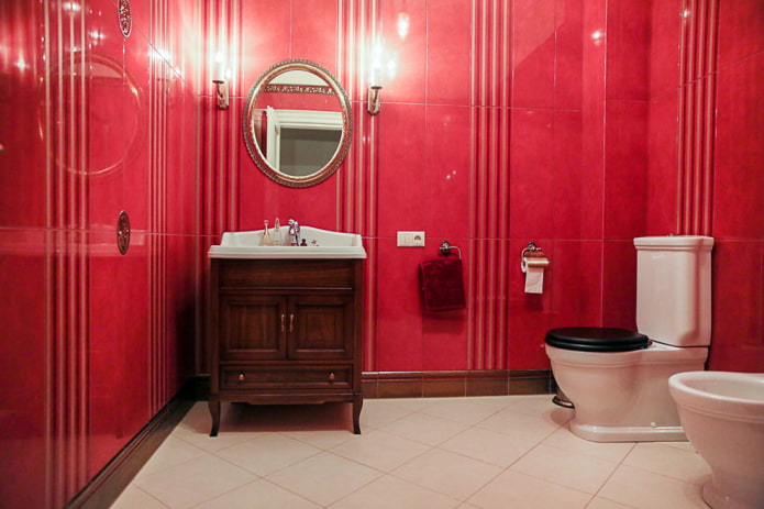 interior del baño en tonos rojos