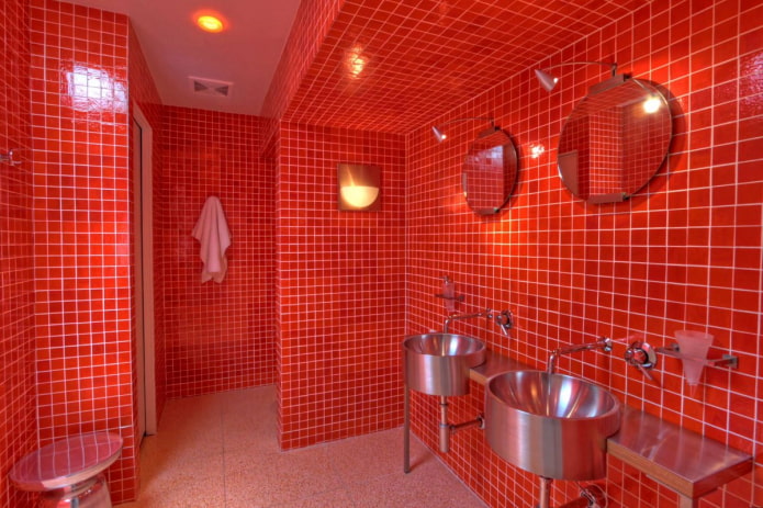 finition rouge dans la salle de bain