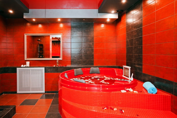juodas ir raudonas vonios kambarys