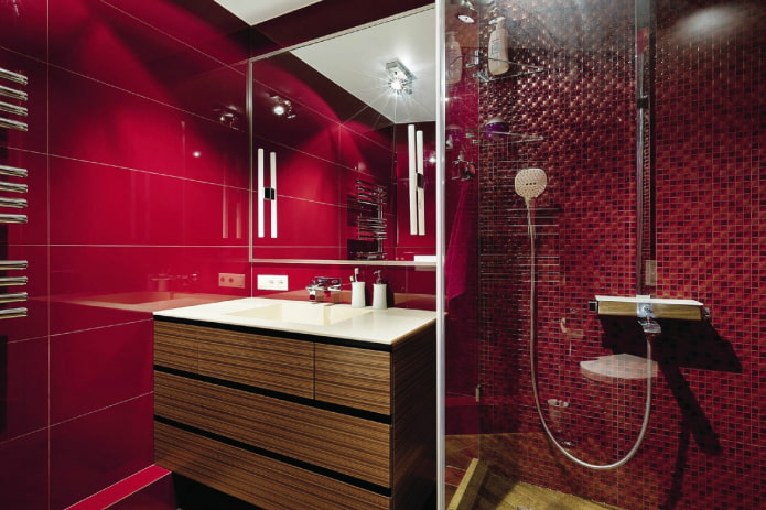 sarkana vannas istaba