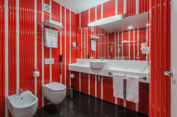muebles de baño en tonos rojos