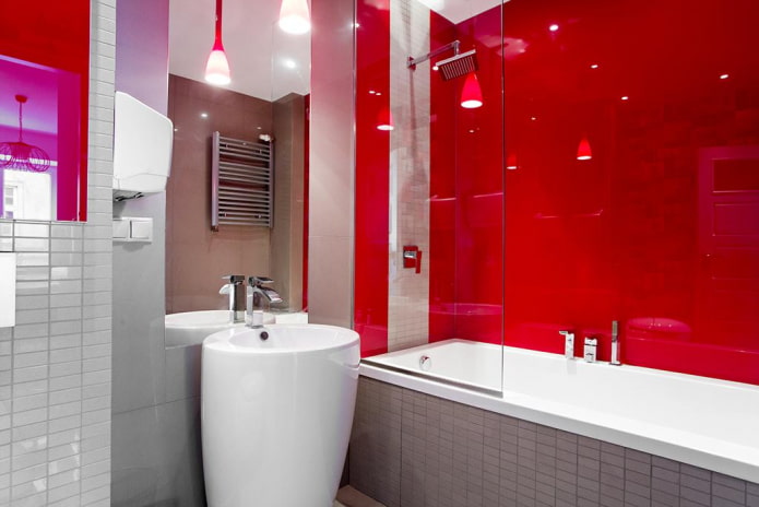 banheiro em tons de vermelho e cinza