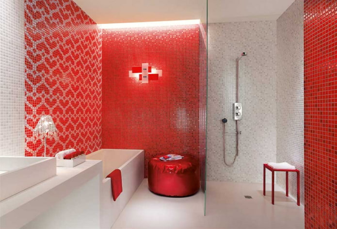 fürdőszoba vörös és fehér árnyalatú