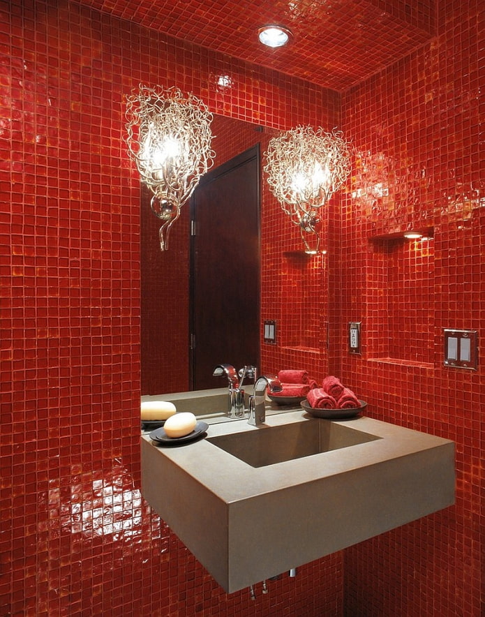 móveis de banheiro em tons de vermelho
