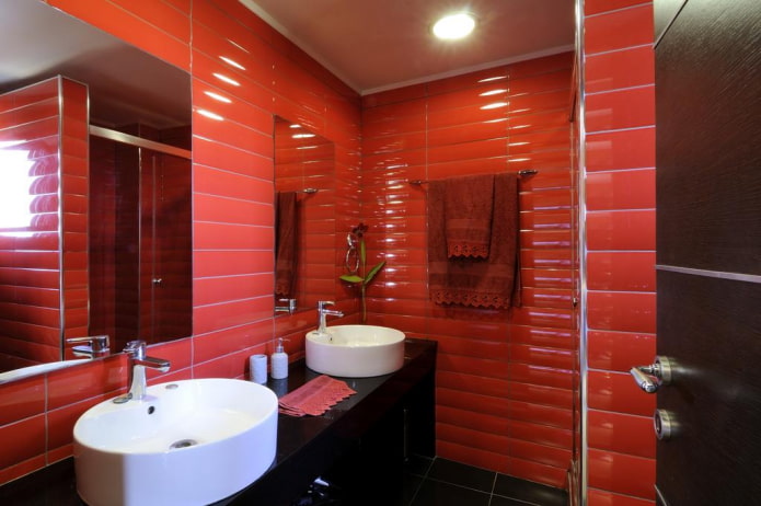 kylpyhuonekalusteet punaisissa sävyissä