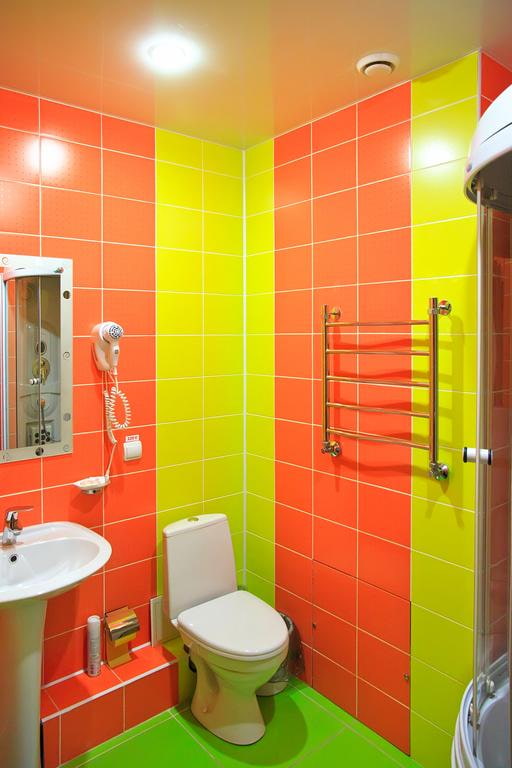 salle de bain rouge-vert