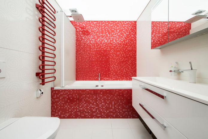 koupelna v červené a bílé odstíny