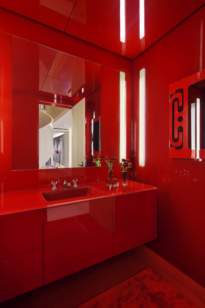 červený interiér kúpeľne