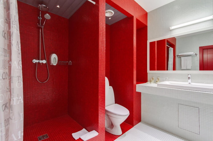 badeværelse interiør i røde nuancer