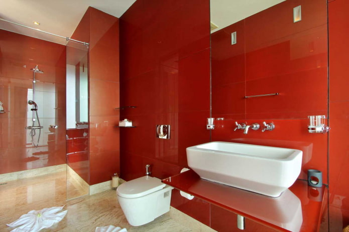 интериор на банята в червени нюанси