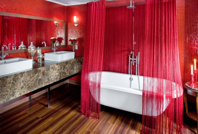 червен интериор за баня