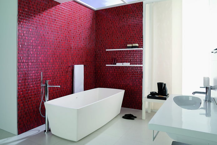 raudonas vonios kambario interjeras