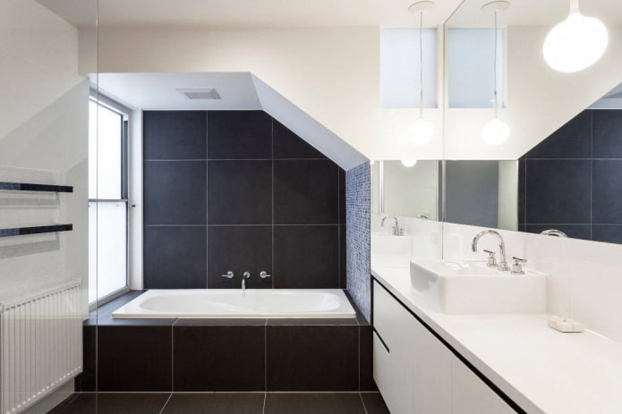 svartvitt badrum med en nisch