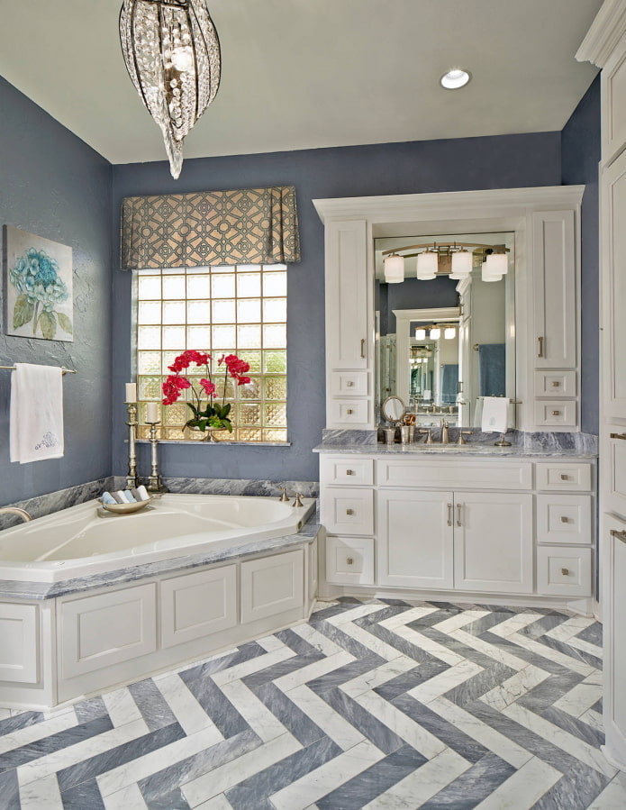 Corner bathtub in lilac interior