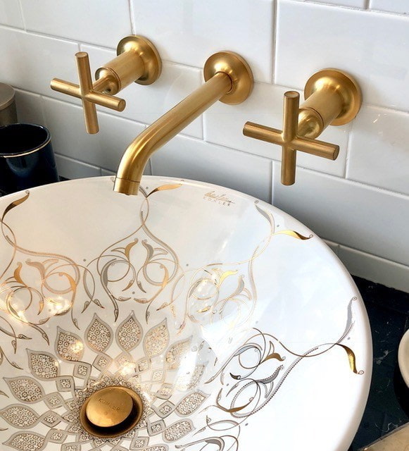 Waschbecken mit goldenen Mustern