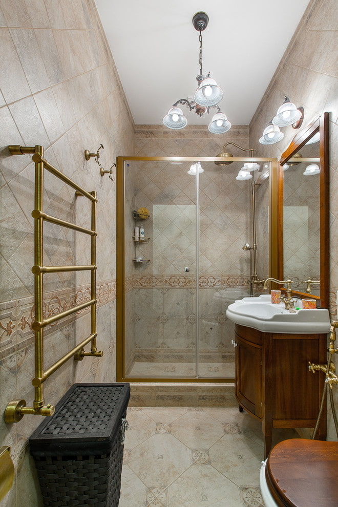 bany amb dutxa d'estil clàssic