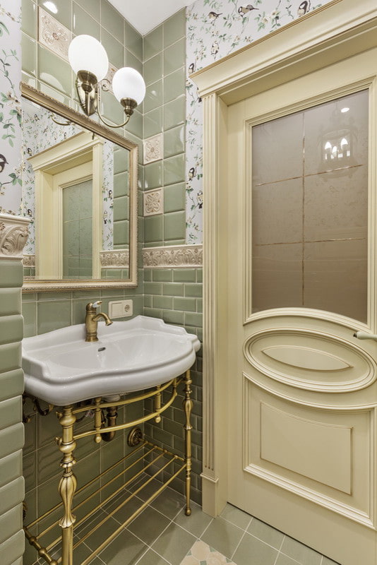 Sanitär in einem Badezimmer im provenzalischen Stil