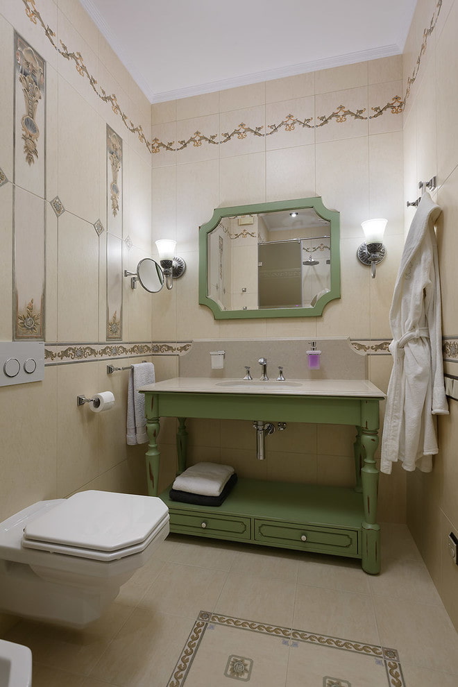 Intérieur des toilettes de style provençal