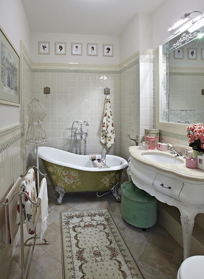 santehnika Provansas stila vannas istabas interjerā