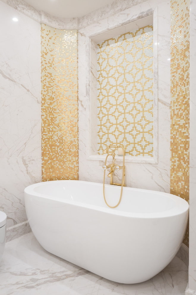interior del baño en tonos blancos y dorados