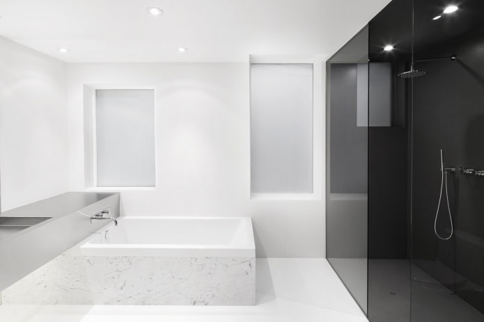 minimalistiskt vitt badrum