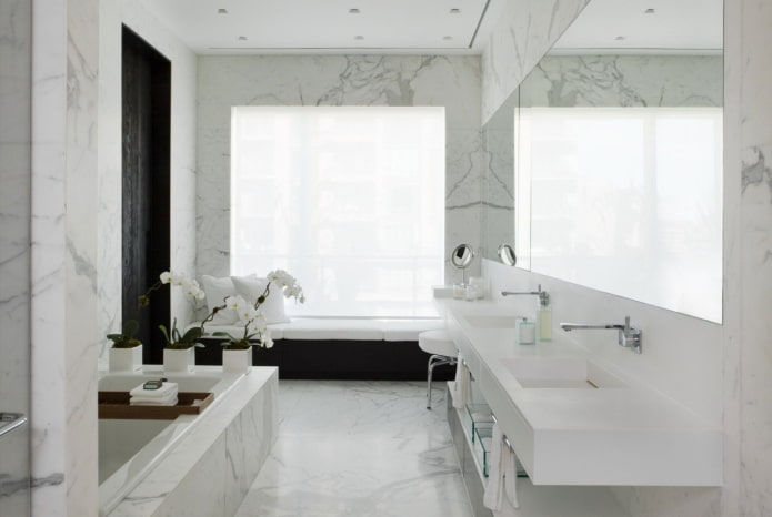 design interiéru bílé koupelny