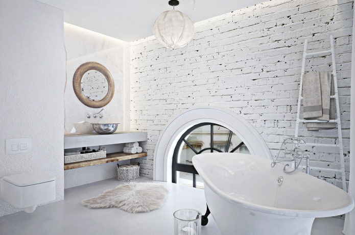 hvidt loft badeværelse